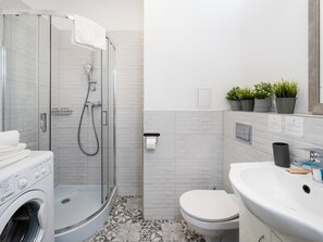 Een douche, een haardroger, handdoeken