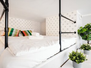 Tabla de planchar con plancha, wifi, ropa de cama