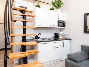 Réfrigérateur, micro-ondes, plaque de cuisson, cafetière/bouilloire