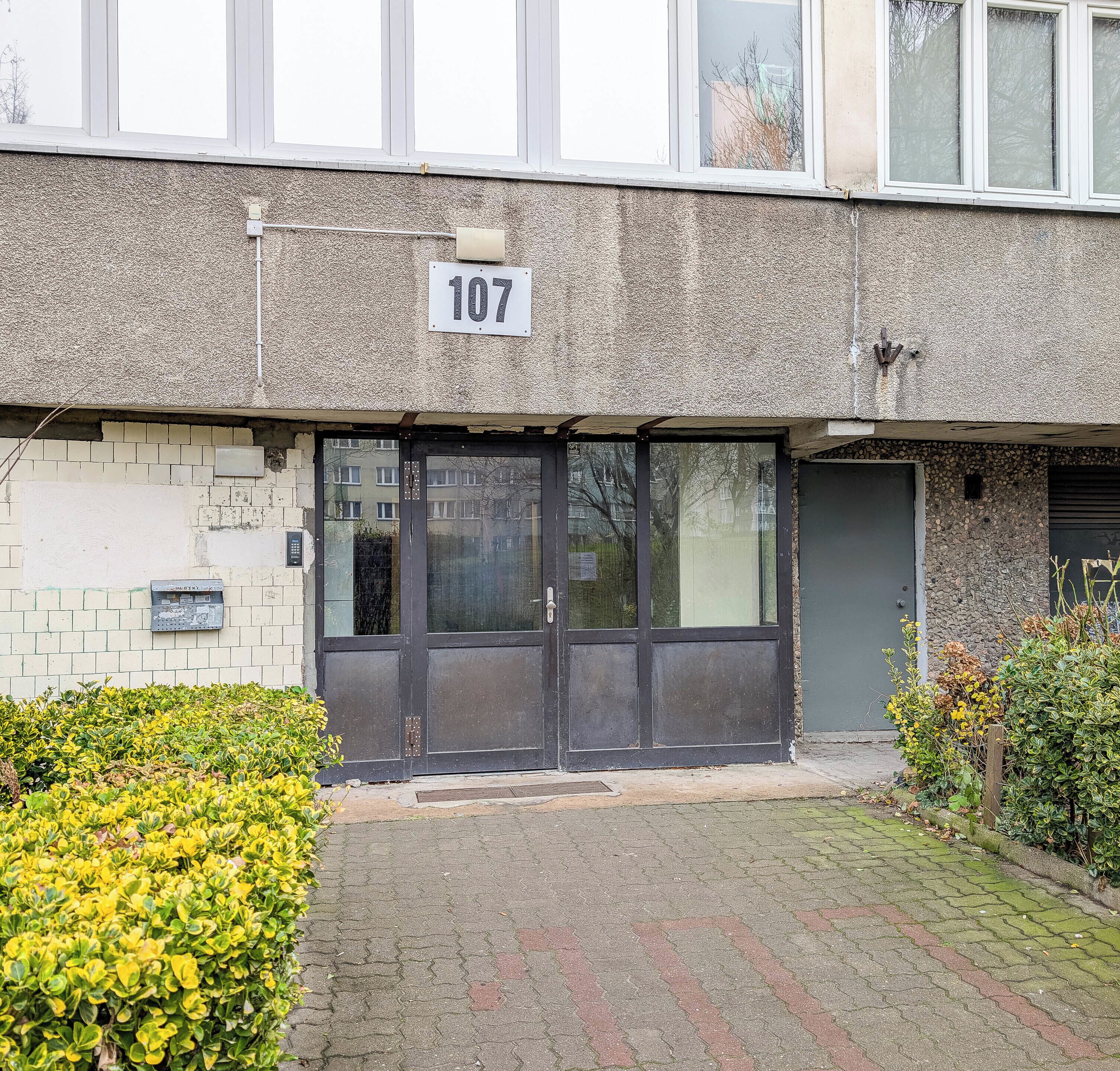 Un bâtiment sur lequel est apposée une enseigne indiquant le numéro 107.