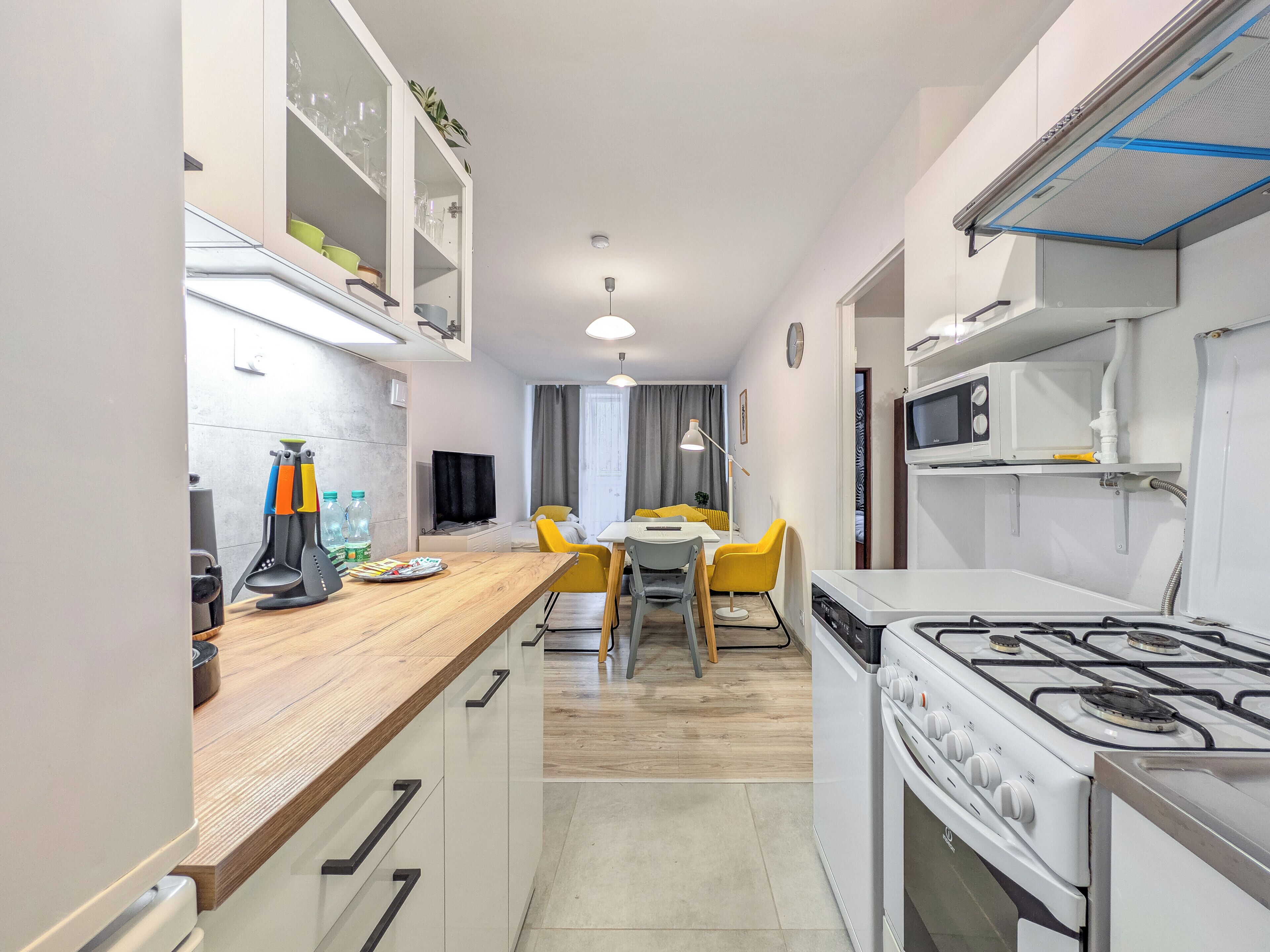 冷蔵庫、電子レンジ、オーブン、コンロ