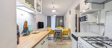 冷蔵庫、電子レンジ、オーブン、コンロ