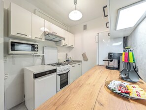 Fridge, microwave, oven, stovetop - Powstańców Śląskich Homely Apartment (Wrocław)