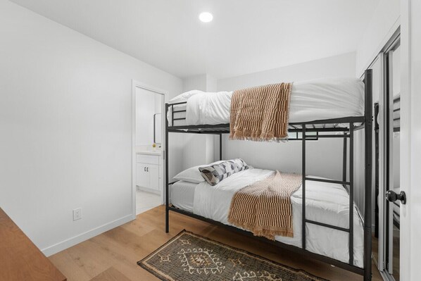 Room - 3-Home Beach Compound | Sleeps 30 | Mission Bay (San Diego)