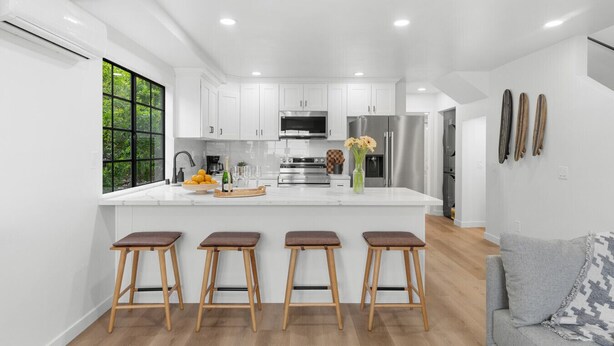 Coffee/tea maker, fridge, microwave, oven - 3-Home Beach Compound | Sleeps 30 | Mission Bay (San Diego)