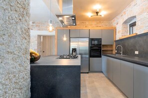 Wasserkocher mit Kaffee-/Teezubehör, Kühlschrank, Mikrowelle, Ofen