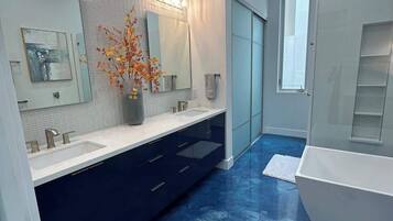 Ducha, secador de pelo y toallas