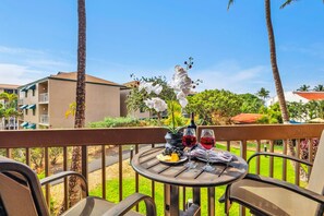 Outdoor dining - Bright and Chic Kihei Condo (Kihei)
