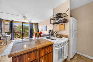 Fridge, microwave, dishwasher, coffee/tea maker - Bright and Chic Kihei Condo (Kihei)