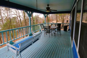 Outdoor dining - The Blue House at Greers Ferry Lake (Edgemont)