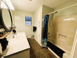Hair dryer, towels - The Blue House at Greers Ferry Lake (Edgemont)