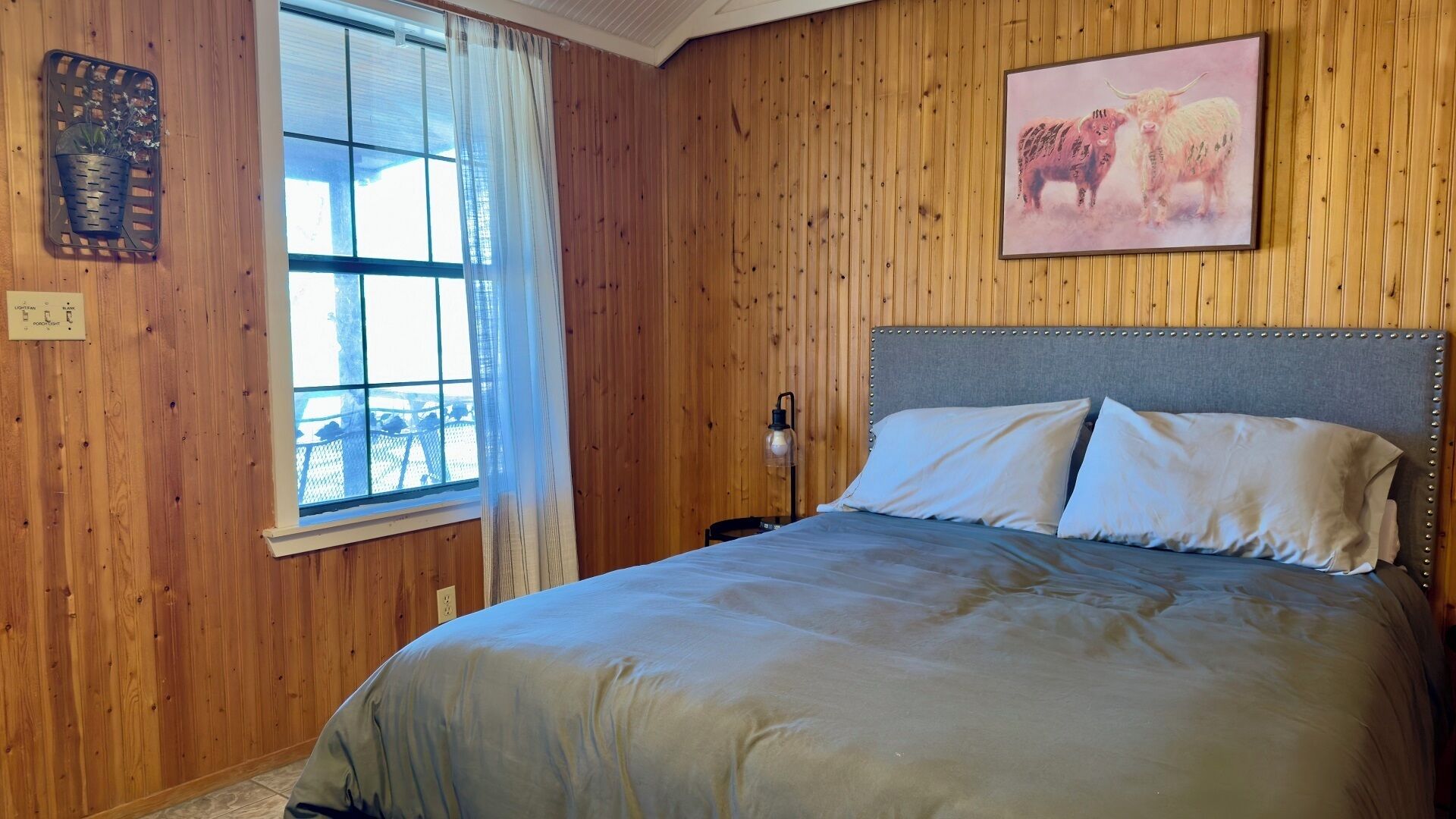1 slaapkamer, een strijkplank/strijkijzer, beddengoed