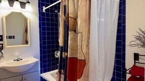 Hair dryer, towels, soap, shampoo - Cold Creek Cabin | Firepit | Close to Wineries (Fredericksburg)