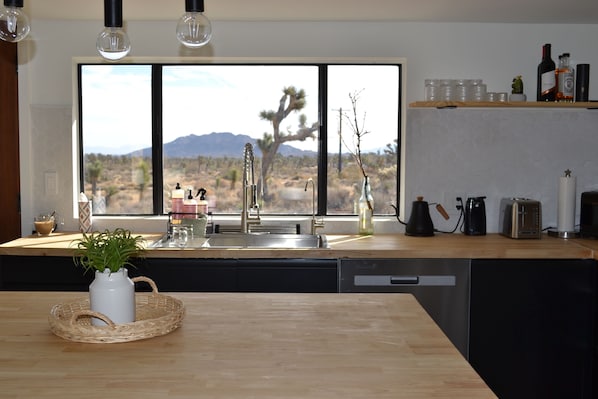 Microwave, oven, stovetop, dishwasher - Casa Nova Romantic private Desert Escape With EV Charger 20 Min to Joshua Tree (Yucca Valley)