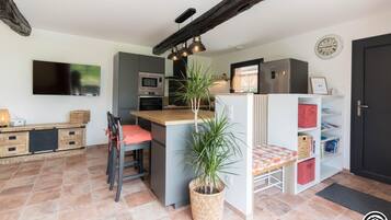 Kjøleskap, mikrobølgeovn, oppvaskmaskin og høy barnestol