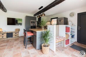 Kühlschrank, Mikrowelle, Geschirrspüler, Hochstuhl