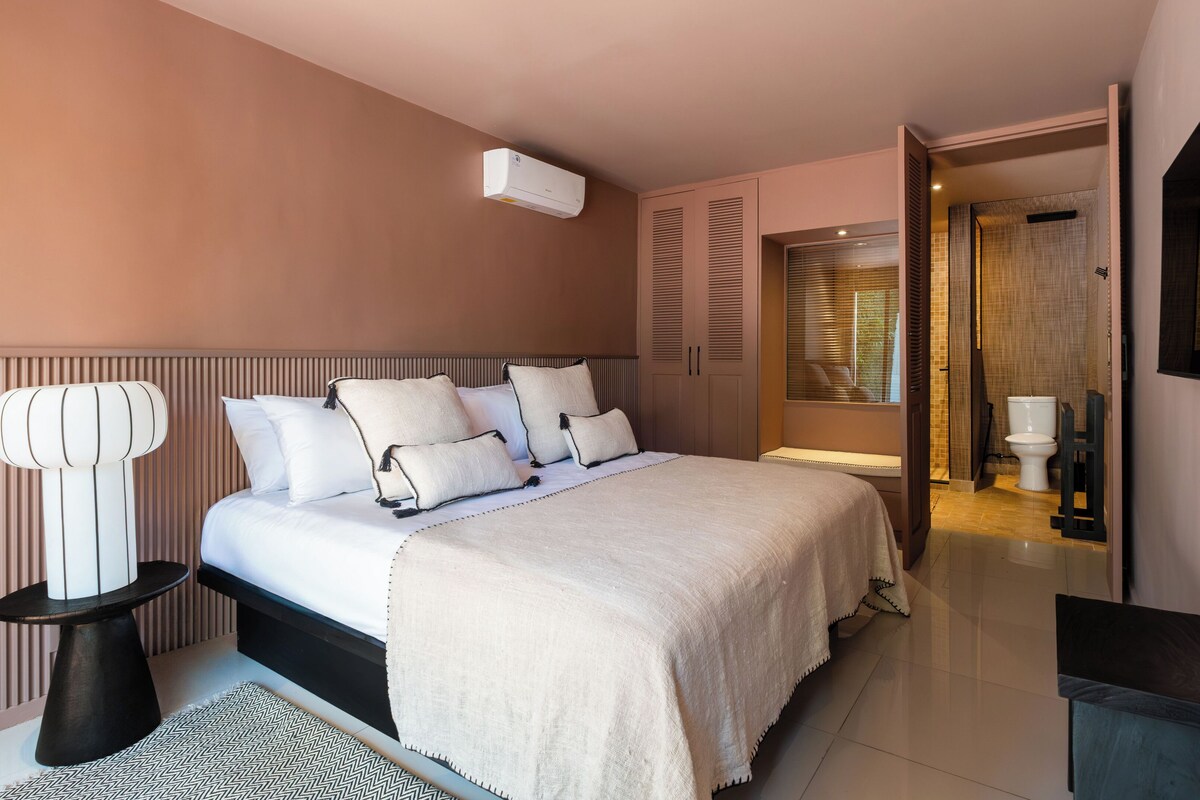 Villa, 3 Yatak Odası, Havuz Manzaralı | Masa, dizüstü bilgisayar çalışma alanı, beşik/çocuk yatağı 