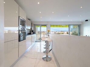 Fridge, microwave, oven, dishwasher - 1-Br Apartment with Terrace, Near City Centre (Cannes)