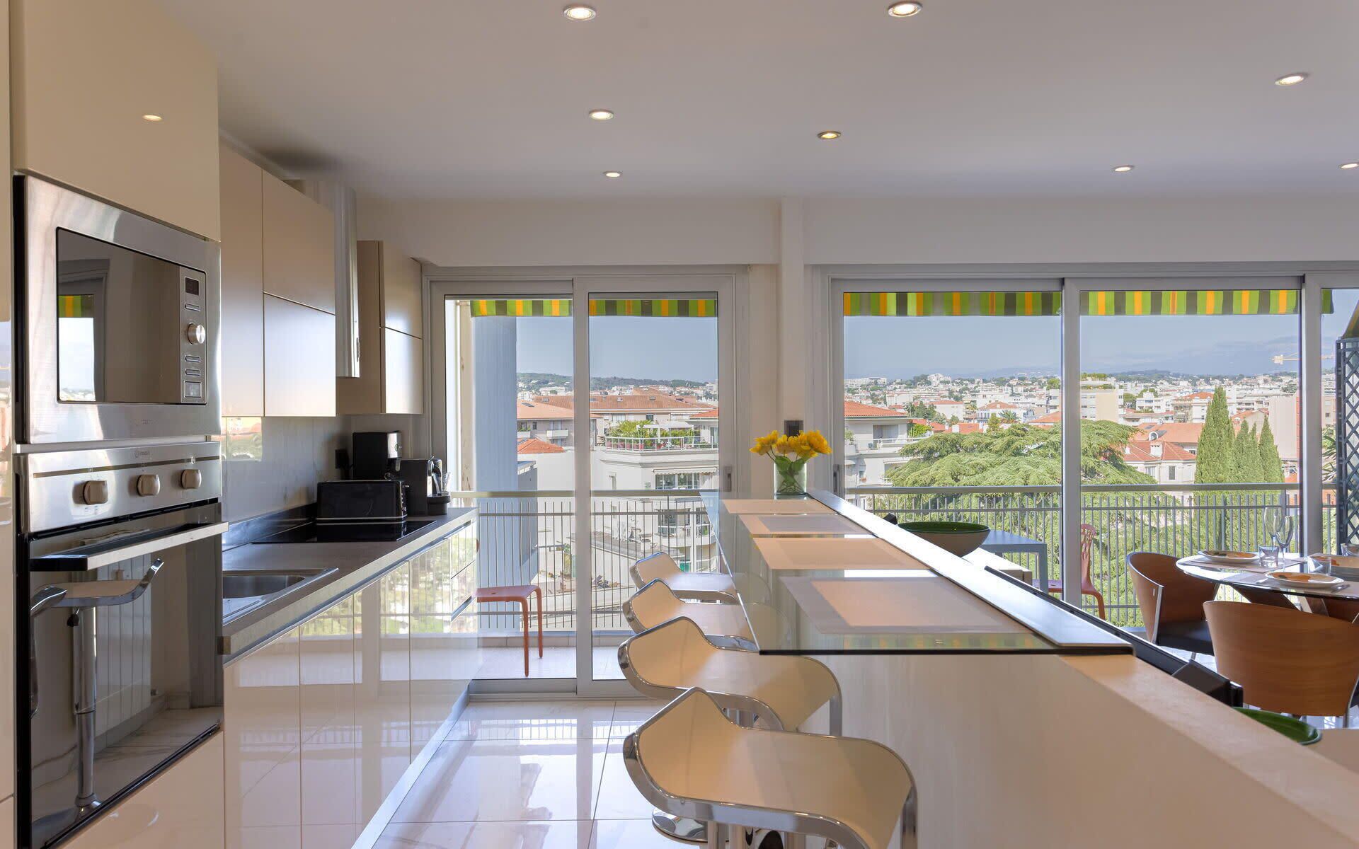 Kjøleskap, mikrobølgeovn, ovn og oppvaskmaskin