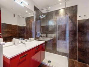 Shower, hair dryer, towels - 1-Br Apartment with Terrace, Near City Centre (Cannes)