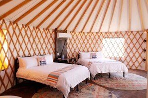 1 bedroom, WiFi, bed sheets - Glamping Getaway Yurt with A/C in Johnson City (Johnson City)