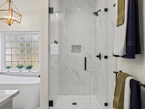 Dusche, Haartrockner, Handtücher, Seife