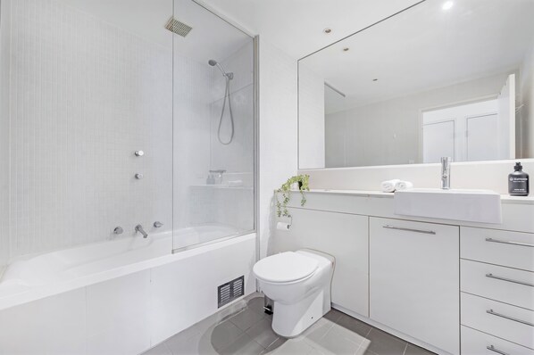 Shower, hair dryer, towels, soap - Wake Up by the Water · Cozy 2BR in Rhodes (Rhodes)