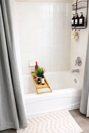 Sèche-cheveux, serviettes fournies, savon, shampoing