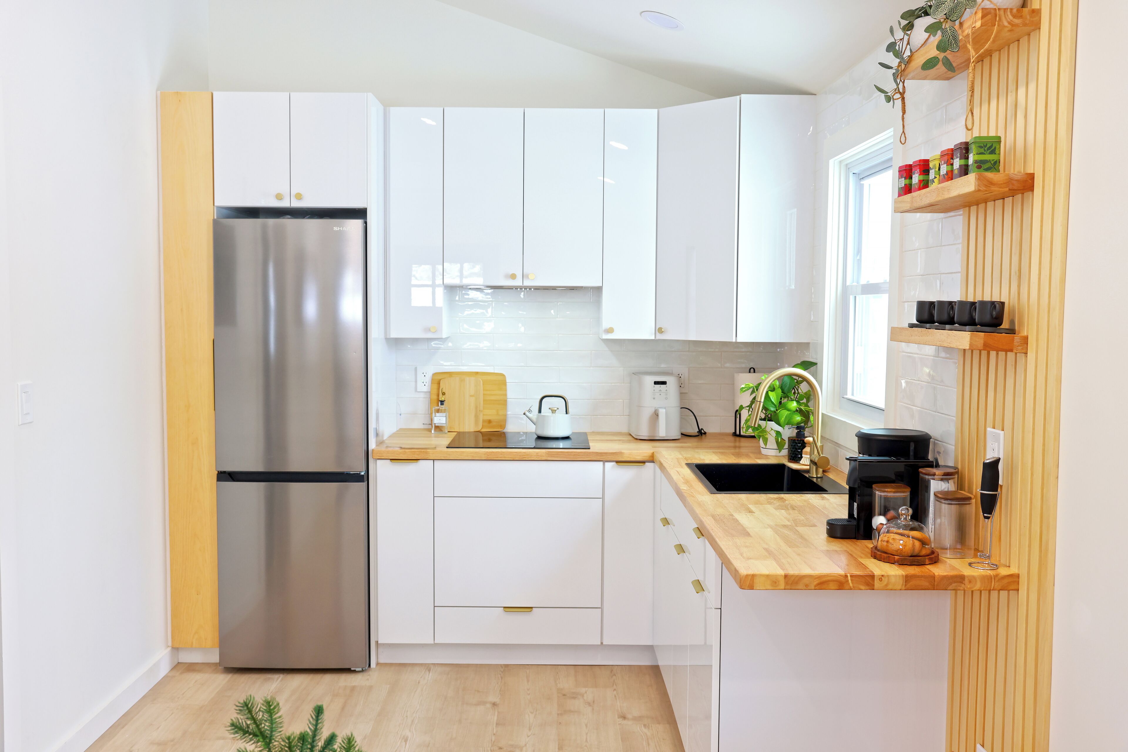 Refrigerador, microondas, parrilla de estufa y cafetera y tetera 