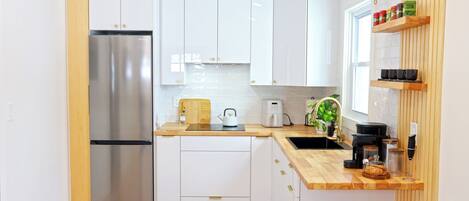 Refrigerador, microondas, parrilla de estufa y cafetera y tetera