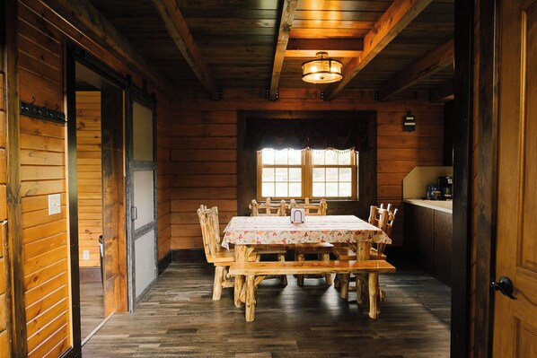Dining - Saddleview Cabin (Liberty)