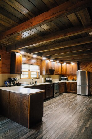 Microwave, oven, stovetop, coffee/tea maker - Saddleview Cabin (Liberty)