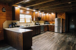 Microwave, oven, stovetop, coffee/tea maker - Saddleview Cabin (Liberty)