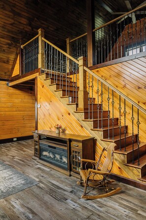 Interior - Saddleview Cabin (Liberty)