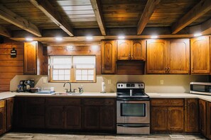 Microwave, oven, stovetop, coffee/tea maker - Saddleview Cabin (Liberty)