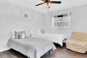 3 habitaciones, tabla de planchar con plancha, wifi y ropa de cama