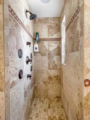 Dusche, Whirlpool, Haartrockner, Handtücher