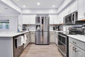 Microondas, horno, parrilla de estufa y lavavajillas 