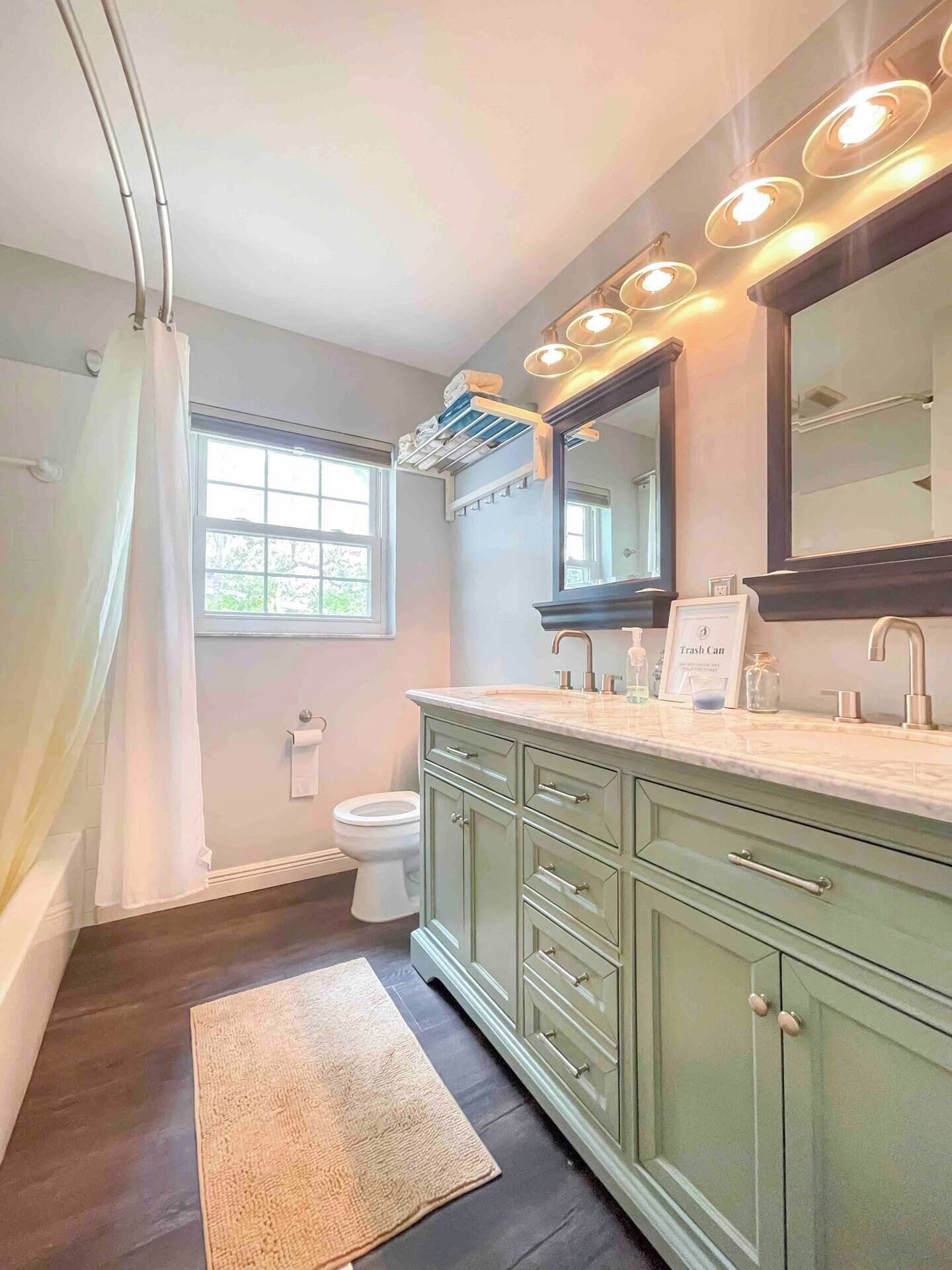 Shower, jetted bath, hair dryer, towels