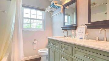 Shower, jetted bath, hair dryer, towels