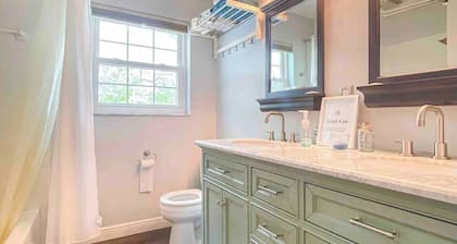 3-bedroom pool house with screened in lanai in serene Largo with coastal breeze