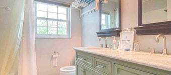 3-bedroom pool house with screened in lanai in serene Largo with coastal breeze