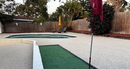 3-bedroom pool house with screened in lanai in serene Largo with coastal breeze