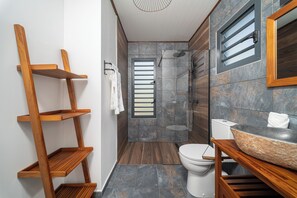 Shower, hair dryer, towels, soap - Villa Mansfenil - Le Marin- Sea and forest view (Le Marin)