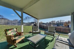 Terrace/patio - Grill Patio • Pet Friendly • 3BR (Charlotte)