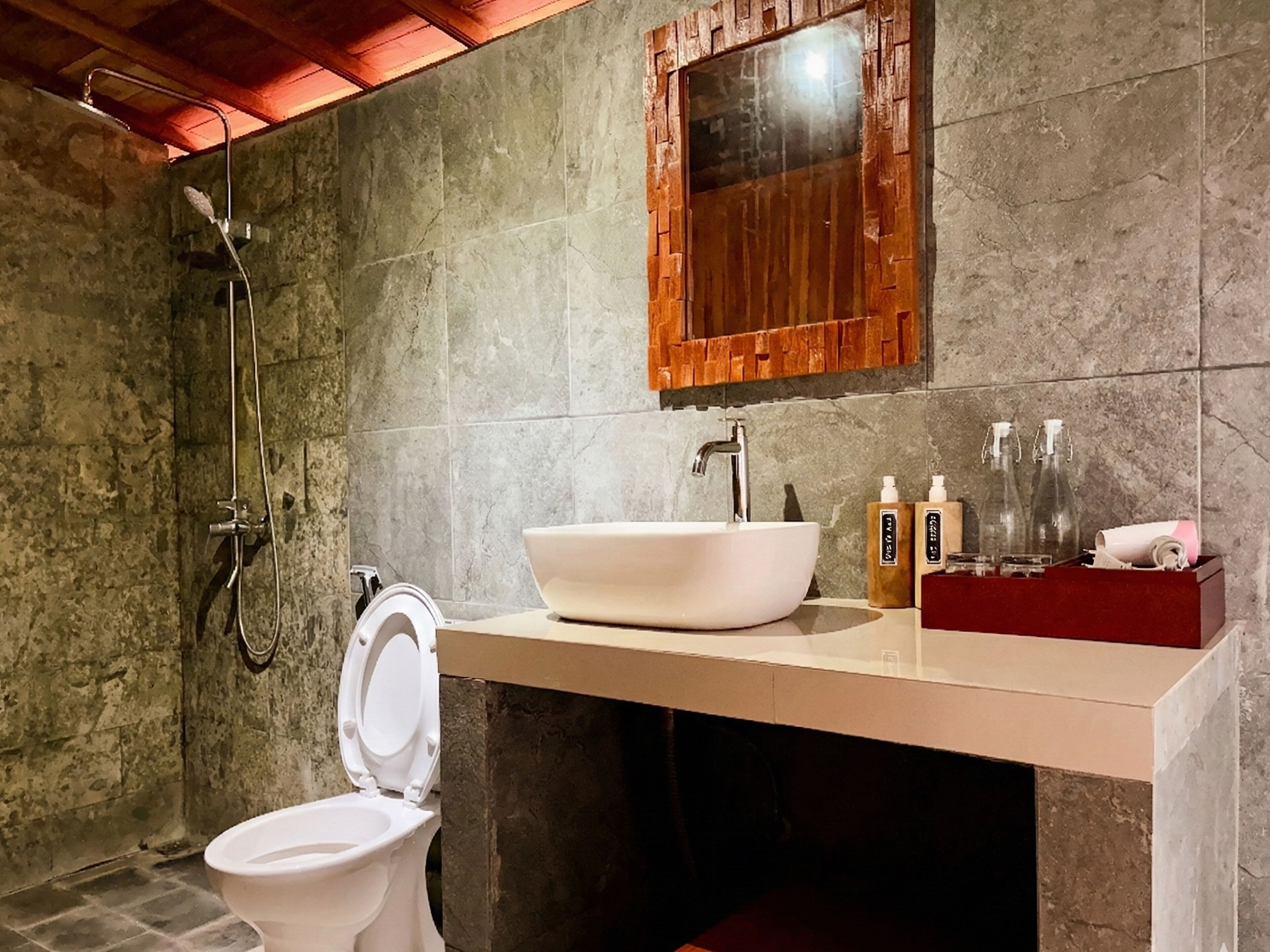 Shower, free toiletries, hair dryer, towels