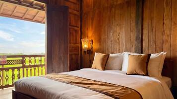 Deluxe Room, Garden View | Desk