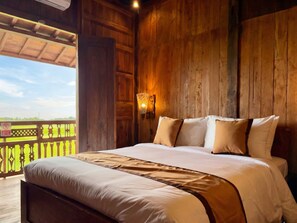 Deluxe kamer, uitzicht op tuin | Een bureau