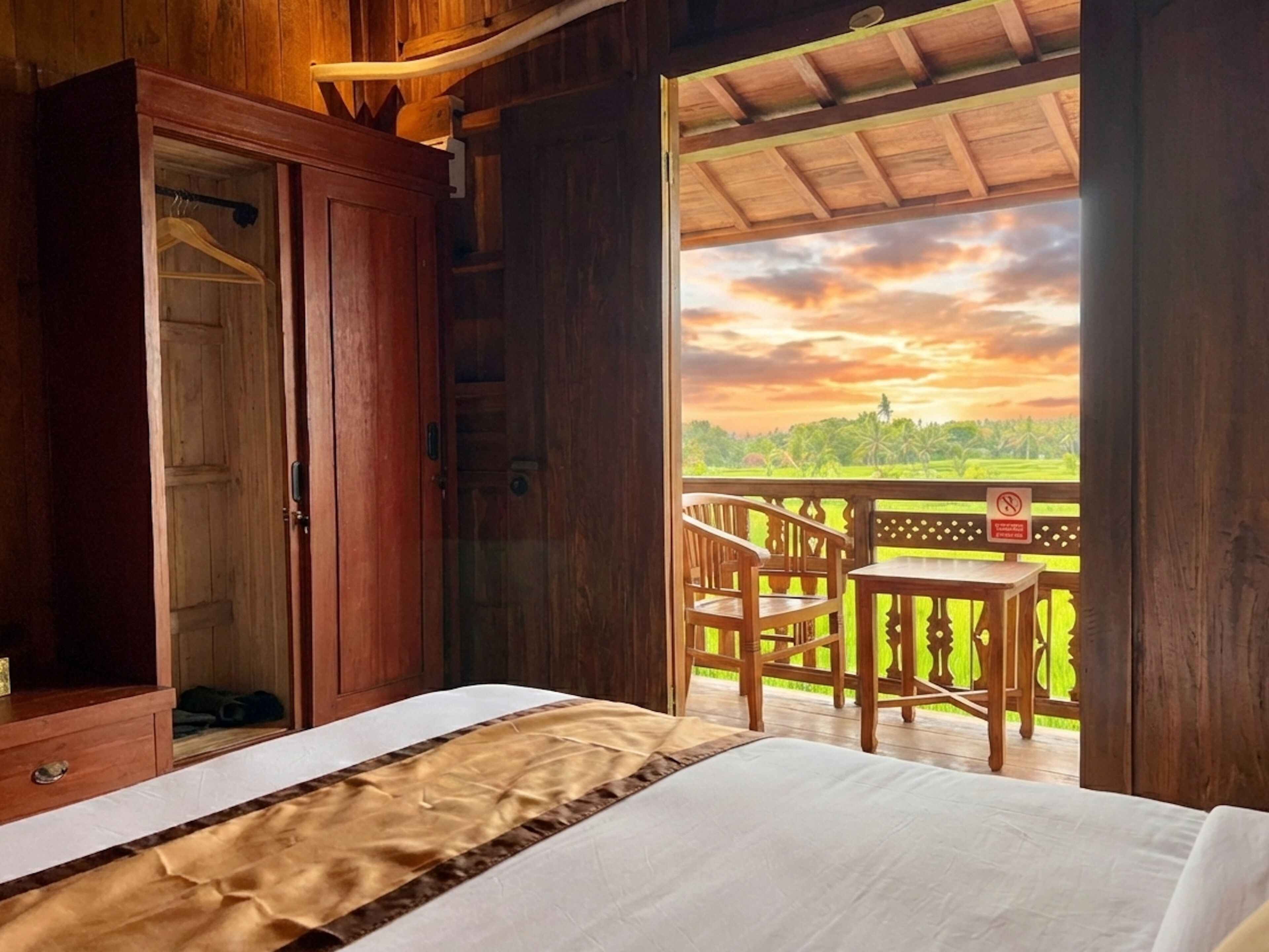 Deluxe Room, Garden View | Desk