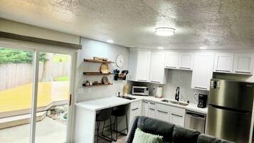 Habitació Comfort | Cuina privada | Frigorífic, forn i utensilis de cuina, vaixella i coberteria